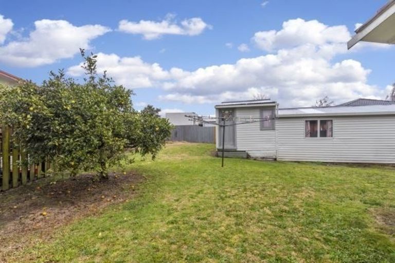 Photo of property in 2 Heyford Close, Mangere, Auckland, 2022