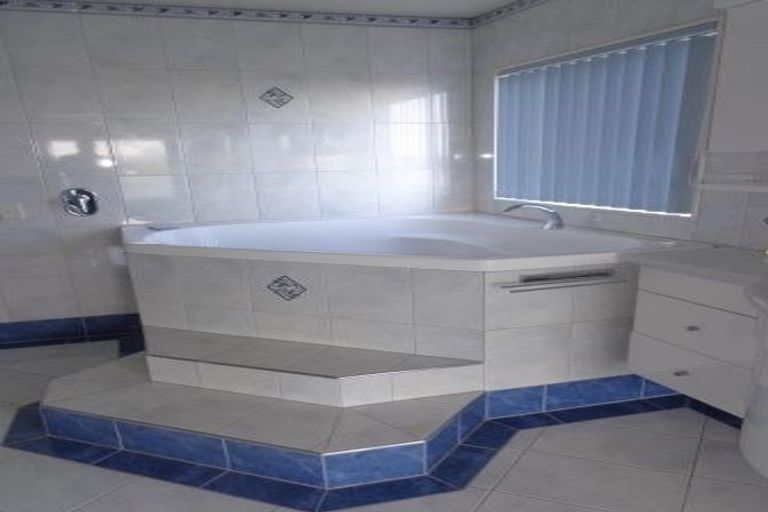 Photo of property in 21 Renoir Street, West Harbour, Auckland, 0618