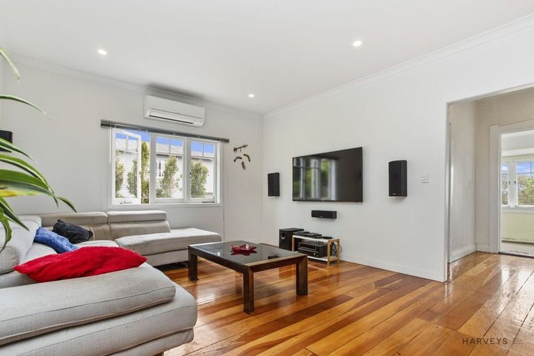 Photo of property in 33 Clayburn Road, Glen Eden, Auckland, 0602