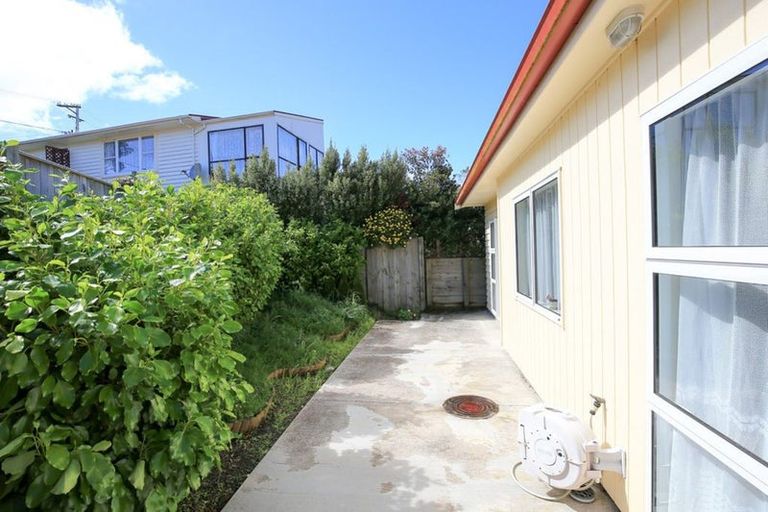 Photo of property in 29a Turville Crescent, Newlands, Wellington, 6037