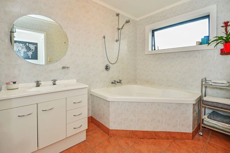 Photo of property in 20 Collingwood Road, Waiuku, 2123