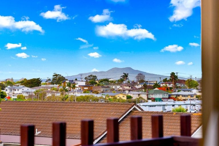 Photo of property in 18 Kennedy Avenue, Forrest Hill, Auckland, 0620