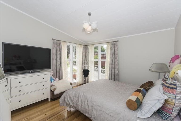 Photo of property in 22 Crystal Avenue, Glendene, Auckland, 0602