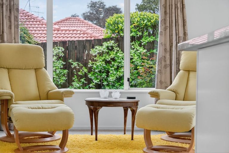 Photo of property in 40 Gillett Place, Botany Downs, Auckland, 2014