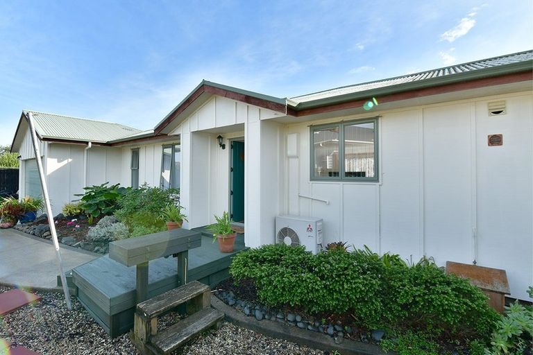 Photo of property in 20 Aitkenhead Court, Parakai, 0830