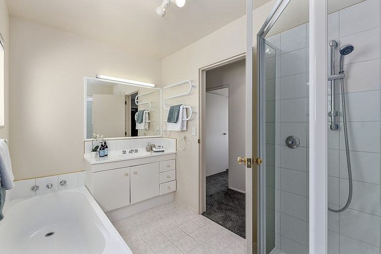 Photo of property in 2/23 Wairau Road, Forrest Hill, Auckland, 0627