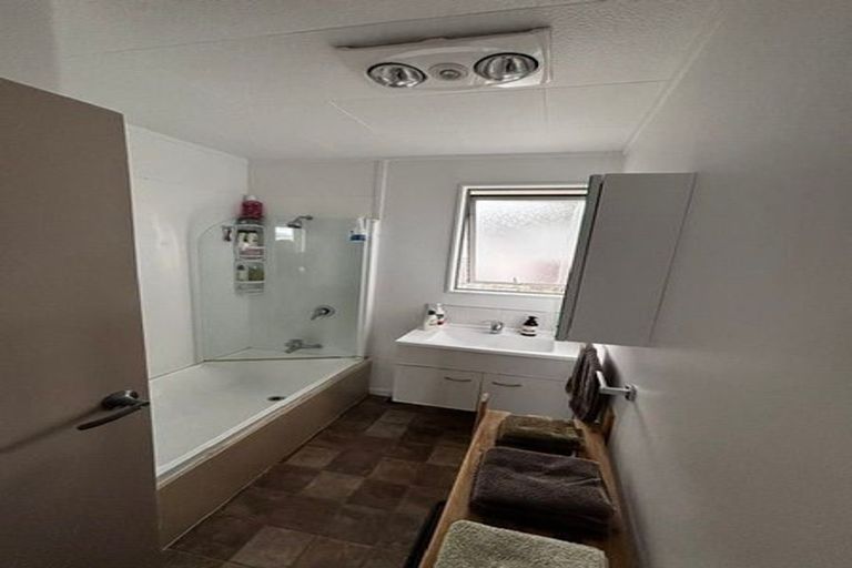 Photo of property in 121 Sunnyside Road, Sunnyvale, Auckland, 0612