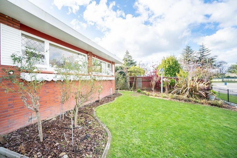 Photo of property in 4 Wikiriwhi Crescent, Awapuni, Palmerston North, 4412