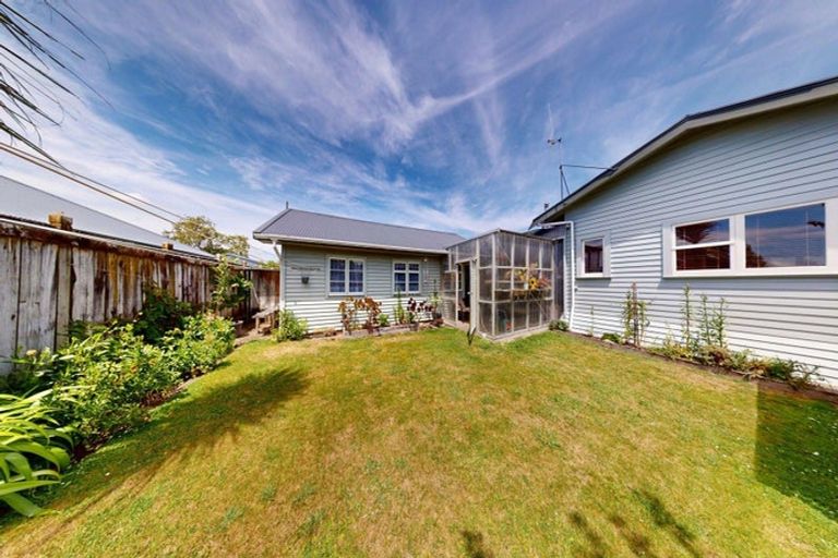 Photo of property in 16 Nikau Street, Takaro, Palmerston North, 4410