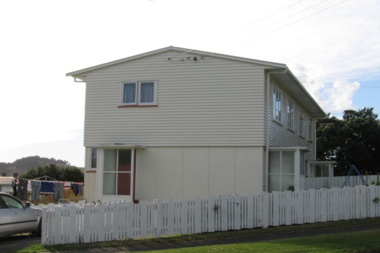 Photo of property in 2 Cumberland Grove, Cannons Creek, Porirua, 5024