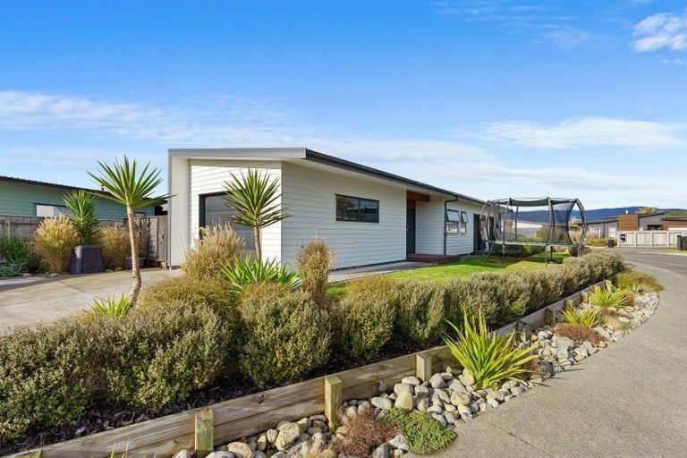 Photo of property in 14 Seagrass Place, Otaki Beach, Otaki, 5512