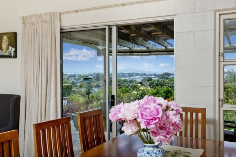 Photo of property in 547 Glenfield Road, Glenfield, Auckland, 0629