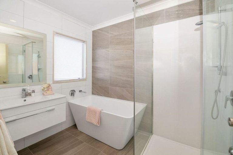 Photo of property in 23 South Kensington Way, Henderson, Auckland, 0612