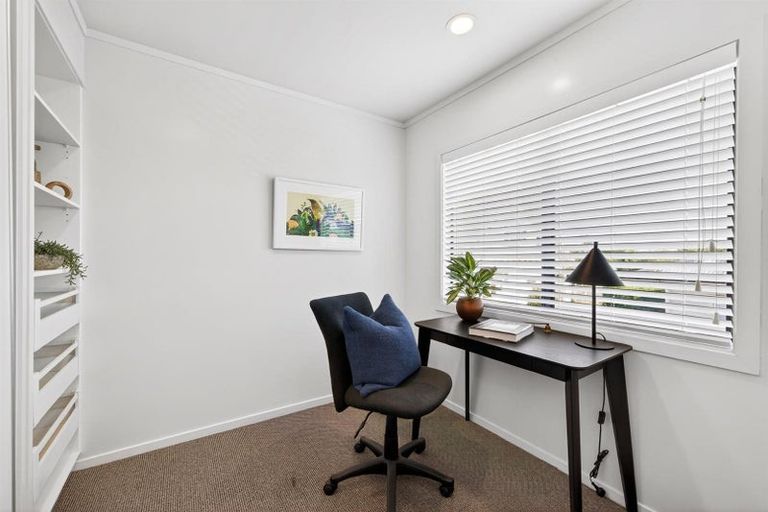 Photo of property in 2/10 Sylvan Park Avenue, Milford, Auckland, 0620
