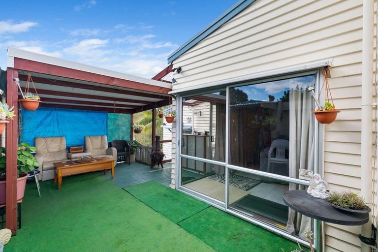 Photo of property in 60 Sunnyside Road, Sunnyvale, Auckland, 0612