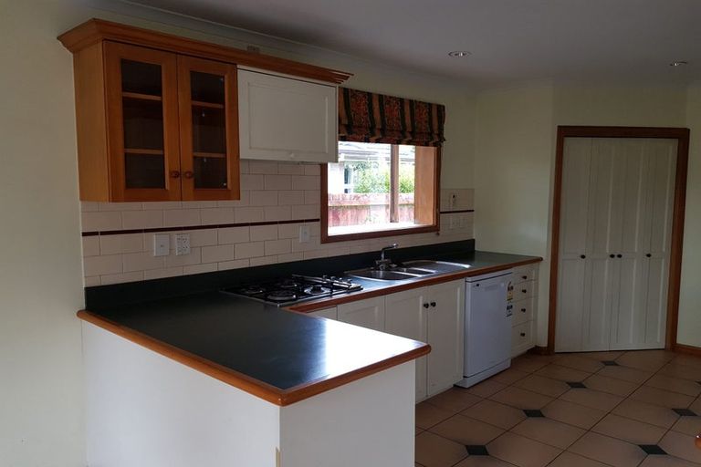Photo of property in 28 Pinehurst Crescent, Russley, Christchurch, 8042