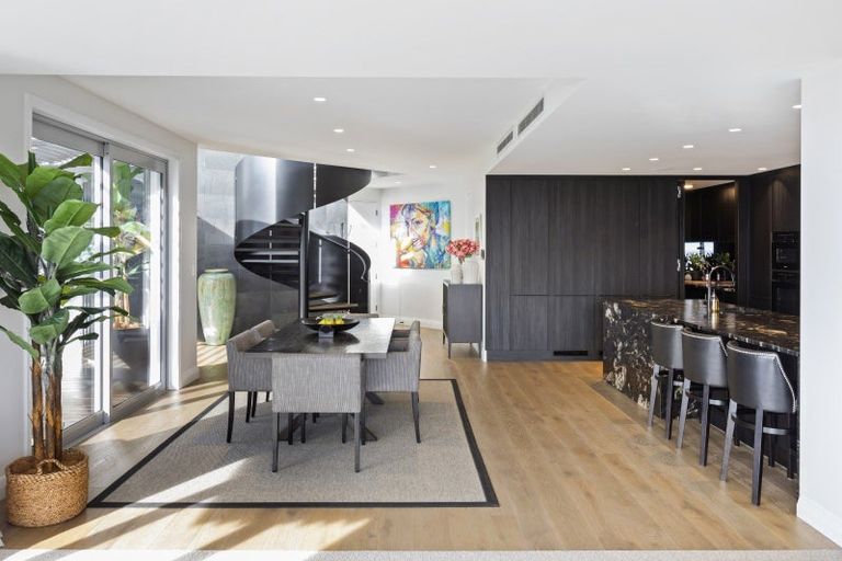 Photo of property in 15 Omeo Crescent, Redcliffs, Christchurch, 8081