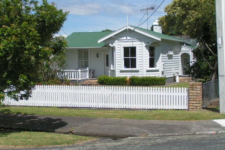 Photo of property in 1 Tennyson Street, Northcote Point, Auckland, 0627