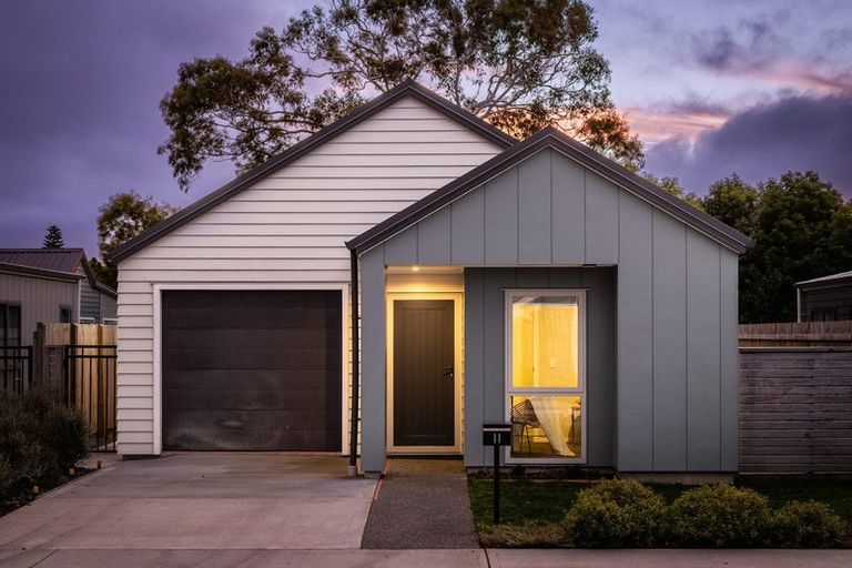 Photo of property in 11 Rotoiti Place, Paraparaumu, 5032