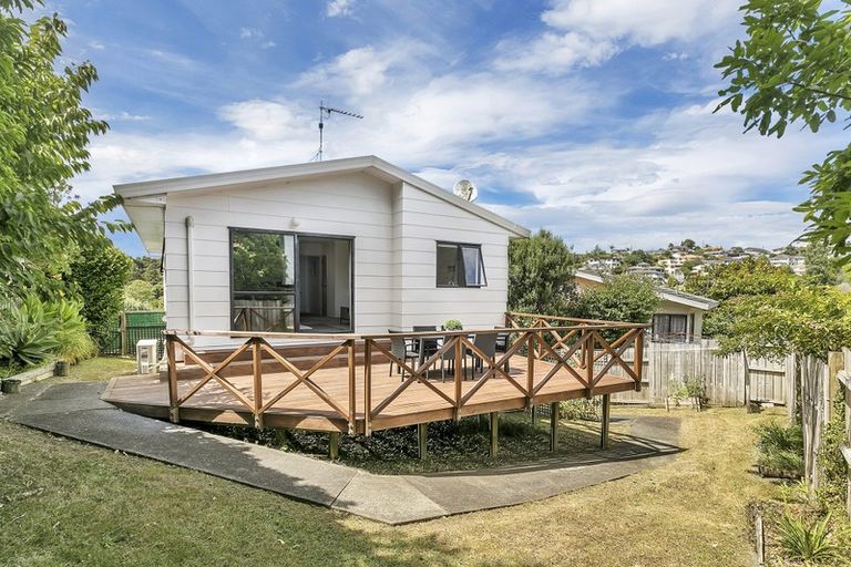 Photo of property in 2/19 Greenvalley Rise, Glenfield, Auckland, 0629