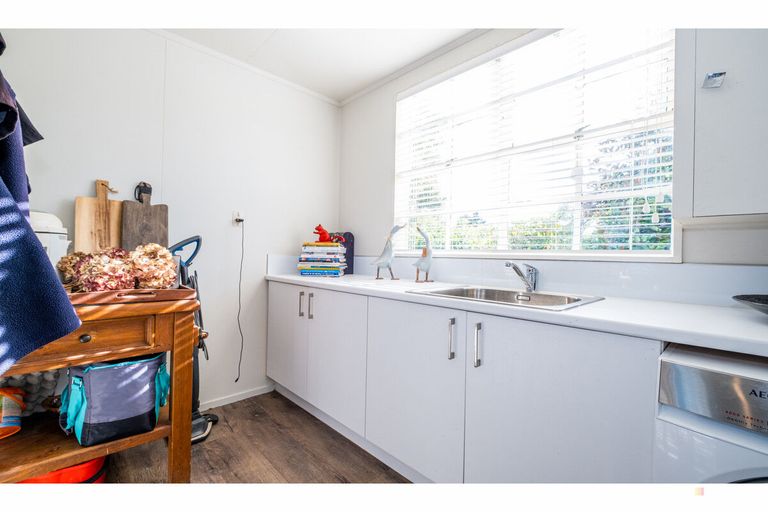 Photo of property in 72 Timaru Road, Waimate, 7924