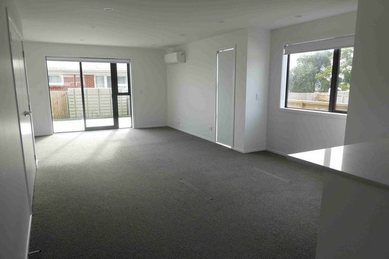 Photo of property in 4/504 Don Buck Road, Massey, Auckland, 0614