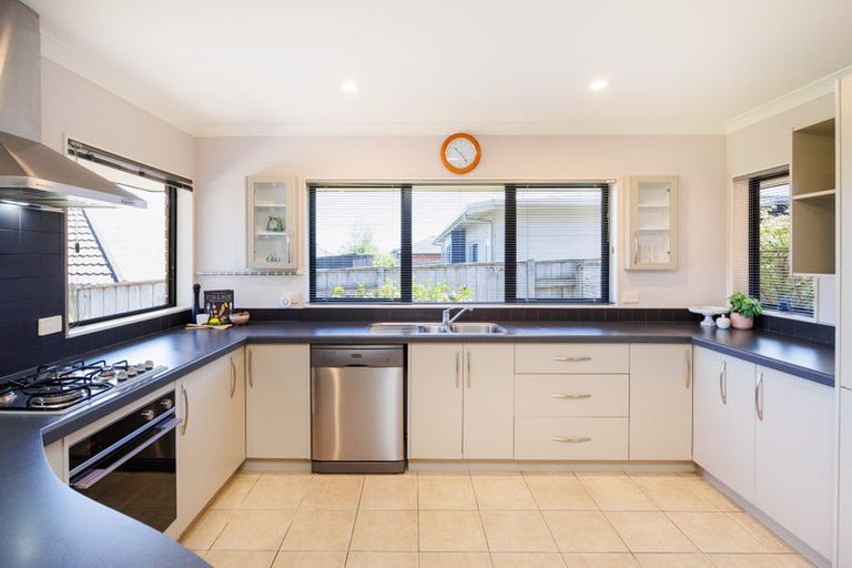 Photo of property in 23 Johnstone Drive, Fitzherbert, Palmerston North, 4410