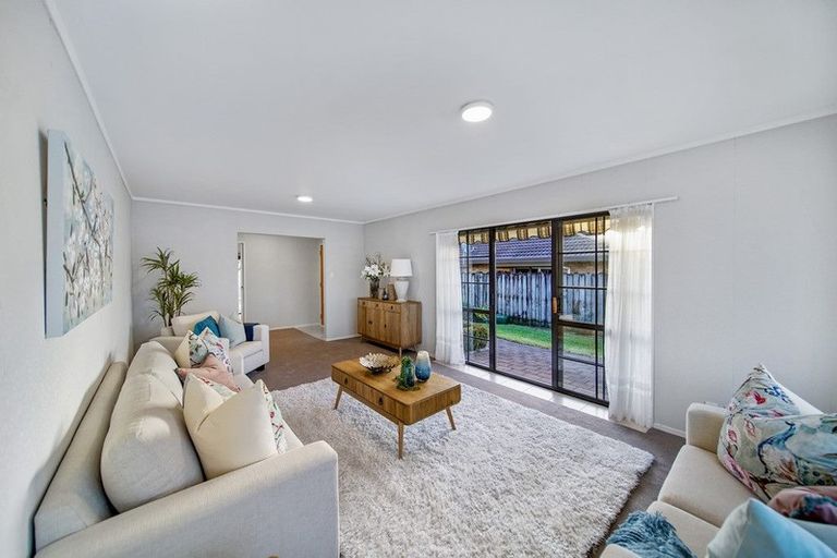 Photo of property in 2/32 Headcorn Place, Botany Downs, Auckland, 2010