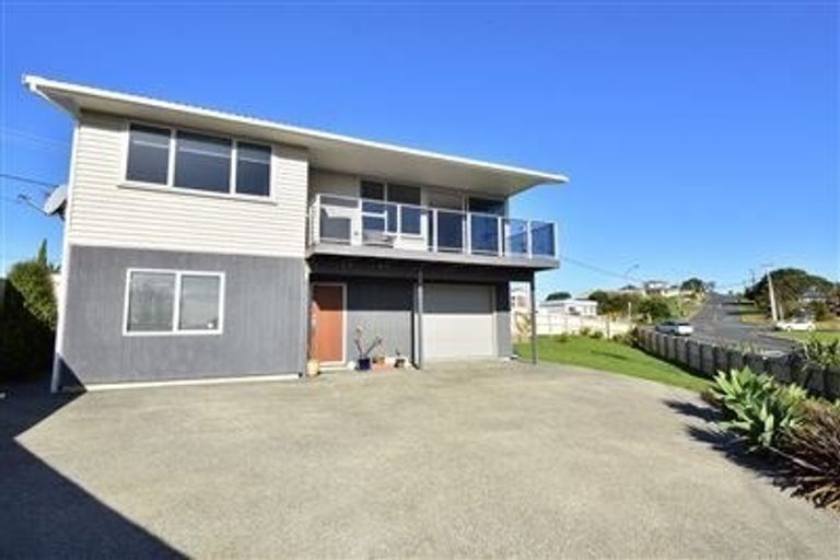 Photo of property in 1a Tindalls Bay Road, Tindalls Beach, Whangaparaoa, 0930