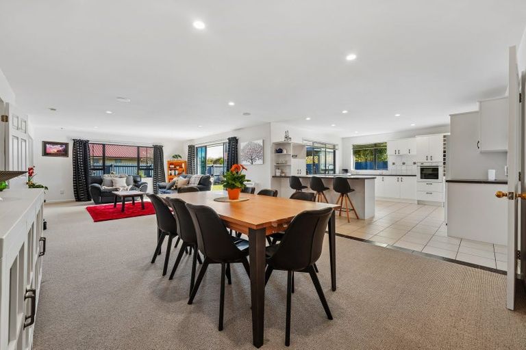 Photo of property in 40 Coolspring Way, Redwood, Christchurch, 8051