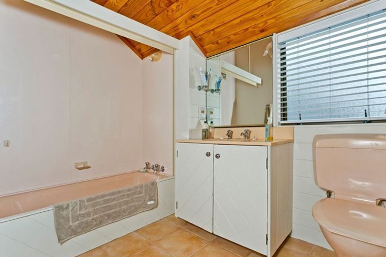 Photo of property in 12 Palliser Lane, Browns Bay, Auckland, 0630