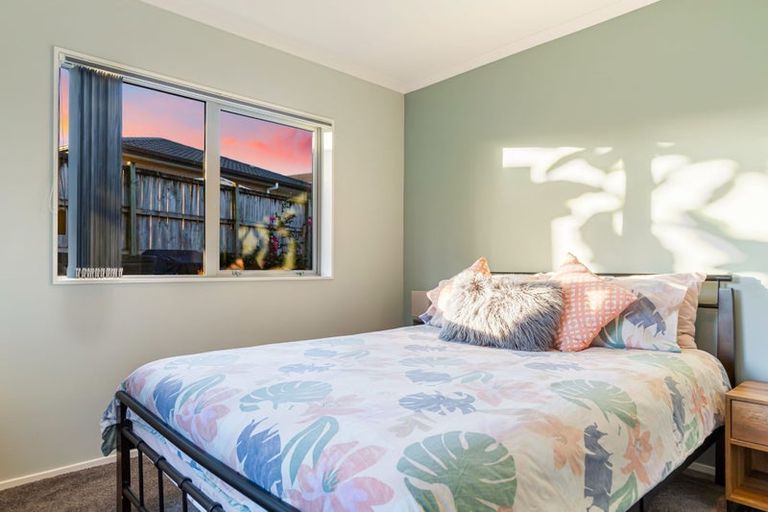 Photo of property in 12 Nirmal Place, Sunnyvale, Auckland, 0612