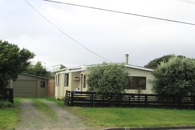 Photo of property in 33 Waimea Road, Waikanae Beach, Waikanae, 5036
