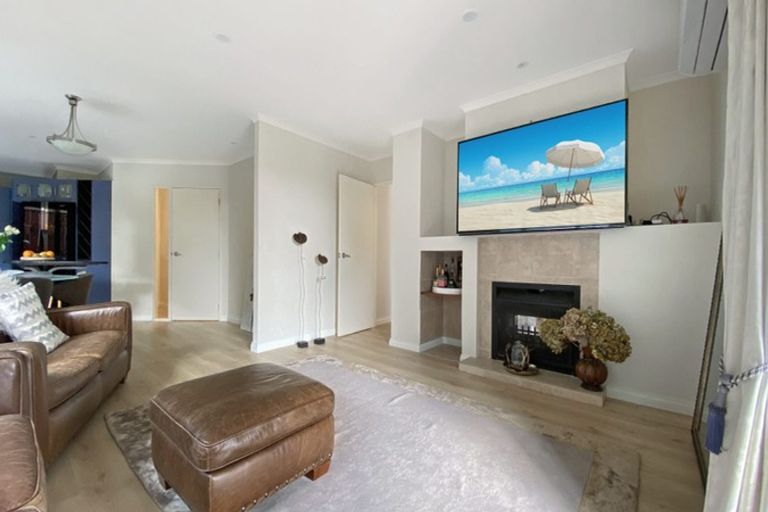 Photo of property in 25 Brooke Ridge Rise, East Tamaki Heights, Auckland, 2016