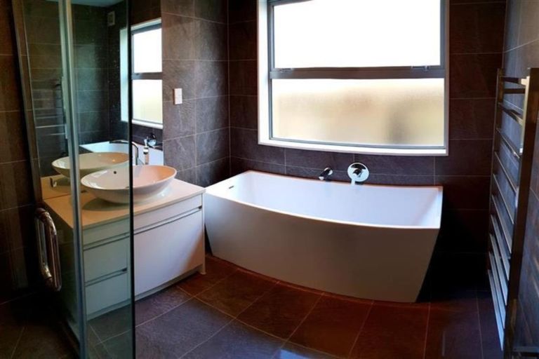 Photo of property in 6a Te Akau Crescent, Bucklands Beach, Auckland, 2012