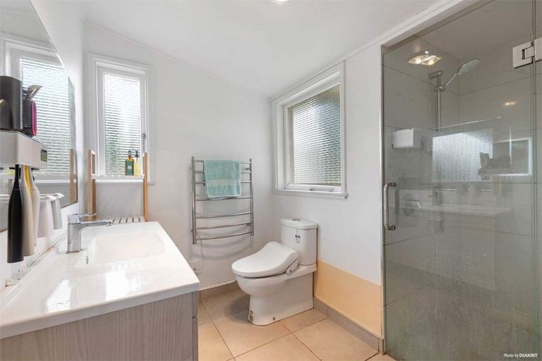 Photo of property in 1 Fowey Avenue, Te Atatu South, Auckland, 0610