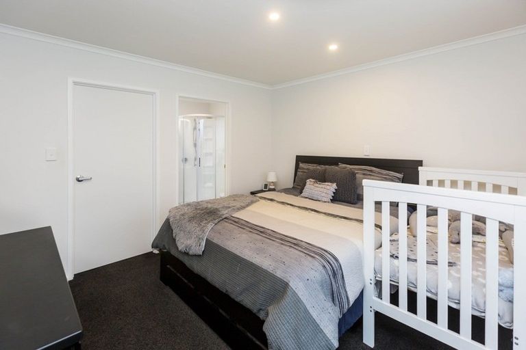 Photo of property in 10 Passchendaele Grove, Trentham, Upper Hutt, 5018