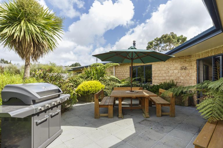 Photo of property in 57 Waicola Drive, Fitzherbert, Palmerston North, 4471