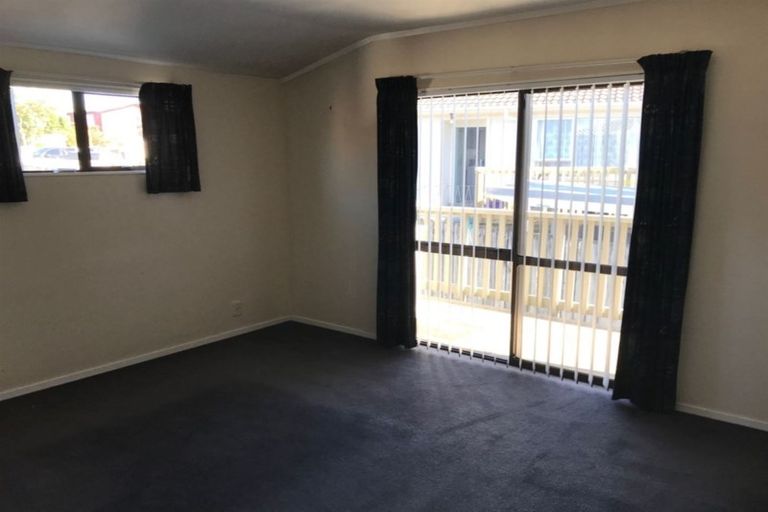 Photo of property in 1/130 Colwill Road, Massey, Auckland, 0614