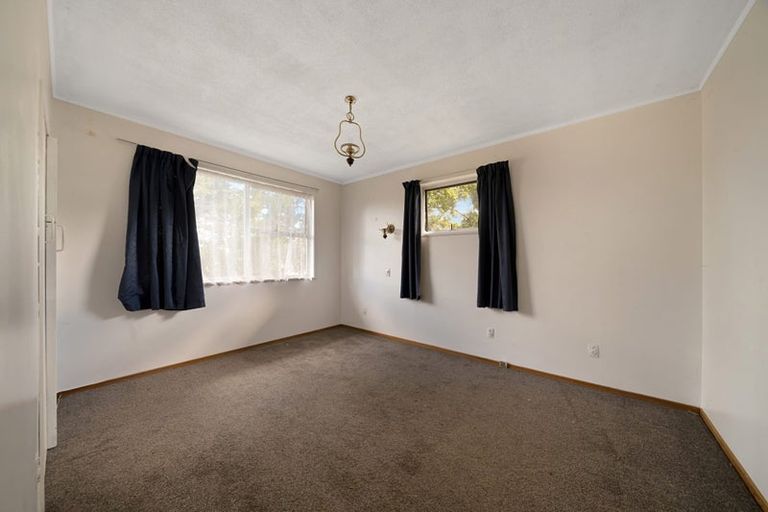 Photo of property in 13 Halcombe Place, Green Bay, Auckland, 0604