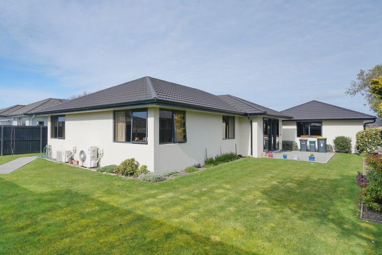 Photo of property in 14 Royal Park Drive, Parklands, Christchurch, 8083