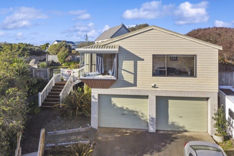 Photo of property in 15 Pine Ridge Terrace, Waikanae Beach, Waikanae, 5036