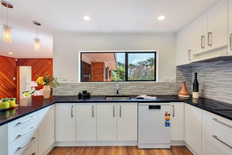 Photo of property in 14 Rhinevale Close, Henderson, Auckland, 0612