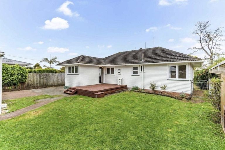 Photo of property in 43 Neil Avenue, Te Atatu Peninsula, Auckland, 0610