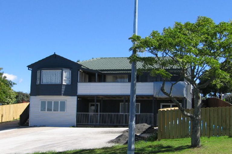 Photo of property in 3 Oreil Avenue, West Harbour, Auckland, 0618