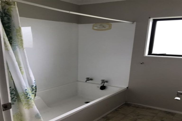 Photo of property in 4 Dungarvon Place, Clendon Park, Auckland, 2103