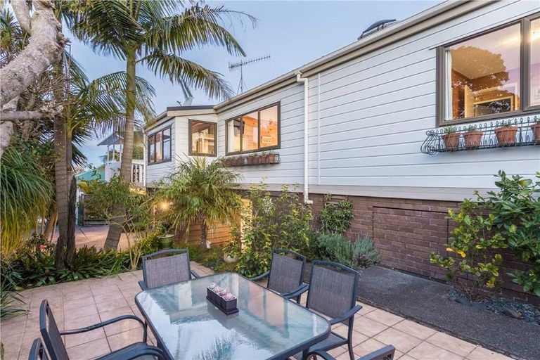 Photo of property in 1/10 Denby Lane, Northcote Point, Auckland, 0627