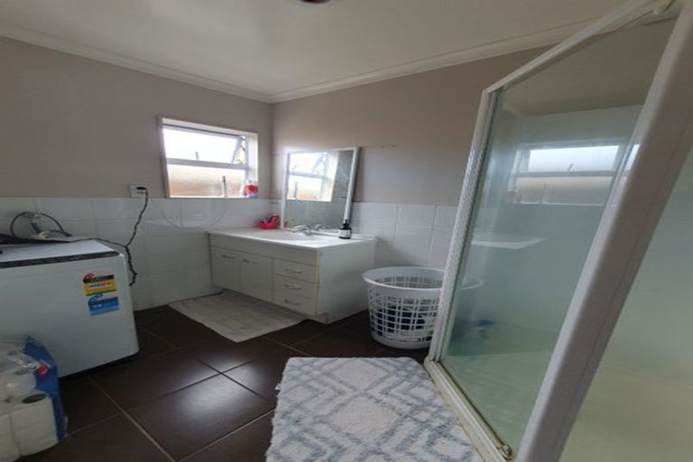 Photo of property in 2 Wattle Street, New Lynn, Auckland, 0600