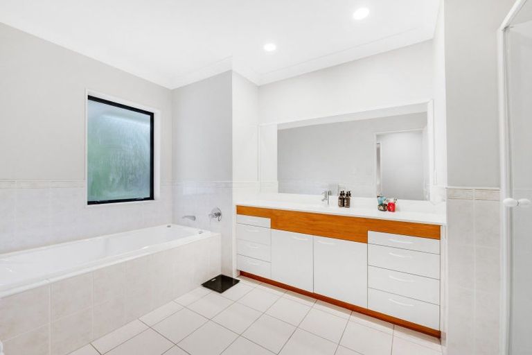 Photo of property in 7 Kerridge Close, Shamrock Park, Auckland, 2016