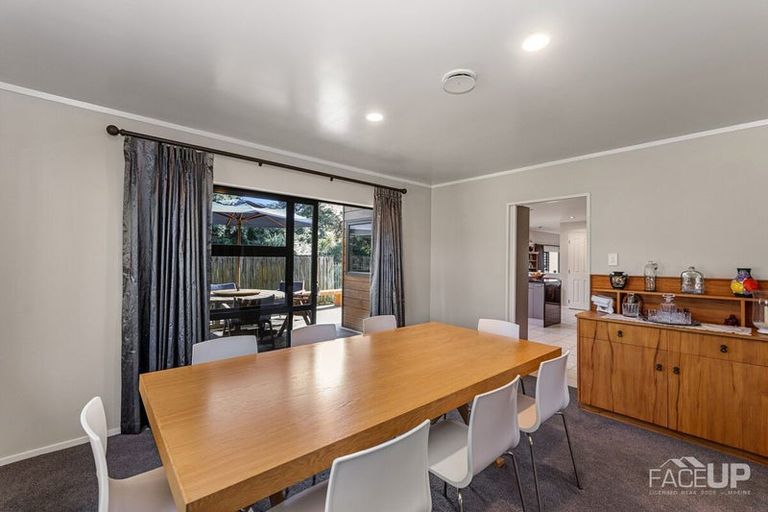 Photo of property in 18 Rosetti Rise, West Harbour, Auckland, 0618
